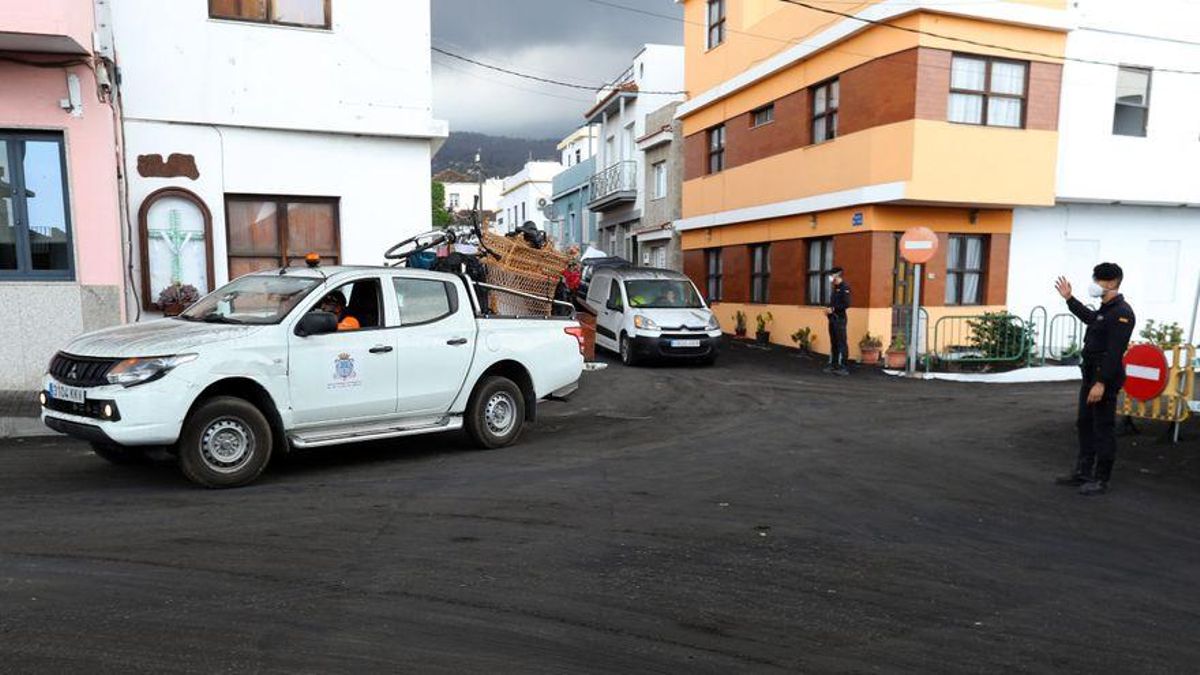 La trayectoria de la colada norte del volcán de La Palma obliga a evacuar a 800 vecinos en Los Llanos La trayectoria de la colada norte del volcán de La Palma obliga a evacuar a 800 vecinos en Los Llanos
