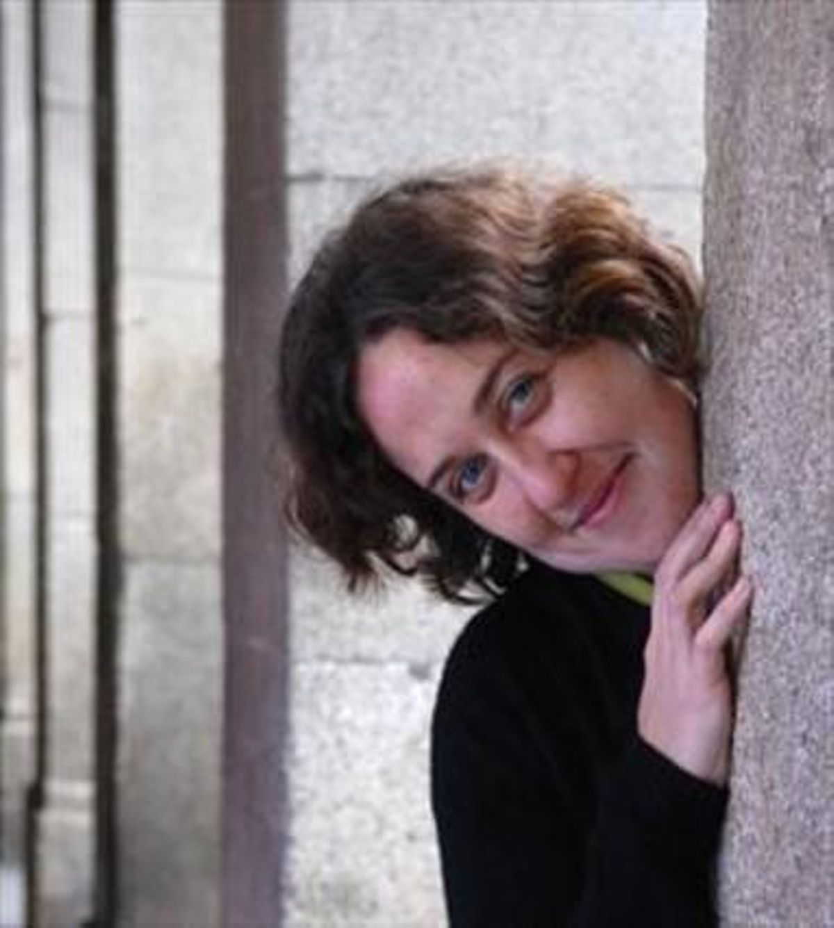 Arriba, los integrantes del grupo de narradores catalanes Vivim del Cuentu. Junto a estas líneas, la actriz, payasa y mimo gallega Paula Carballeira. Abajo, el cartel de la sexta edición del festival de narración oral Munt de Mots. Arriba, los integrantes del grupo de narradores catalanes Vivim del Cuentu. Junto a estas líneas, la actriz, payasa y mimo gallega Paula Carballeira. Abajo, el cartel de la sexta edición del festival de narración oral Munt de Mots.