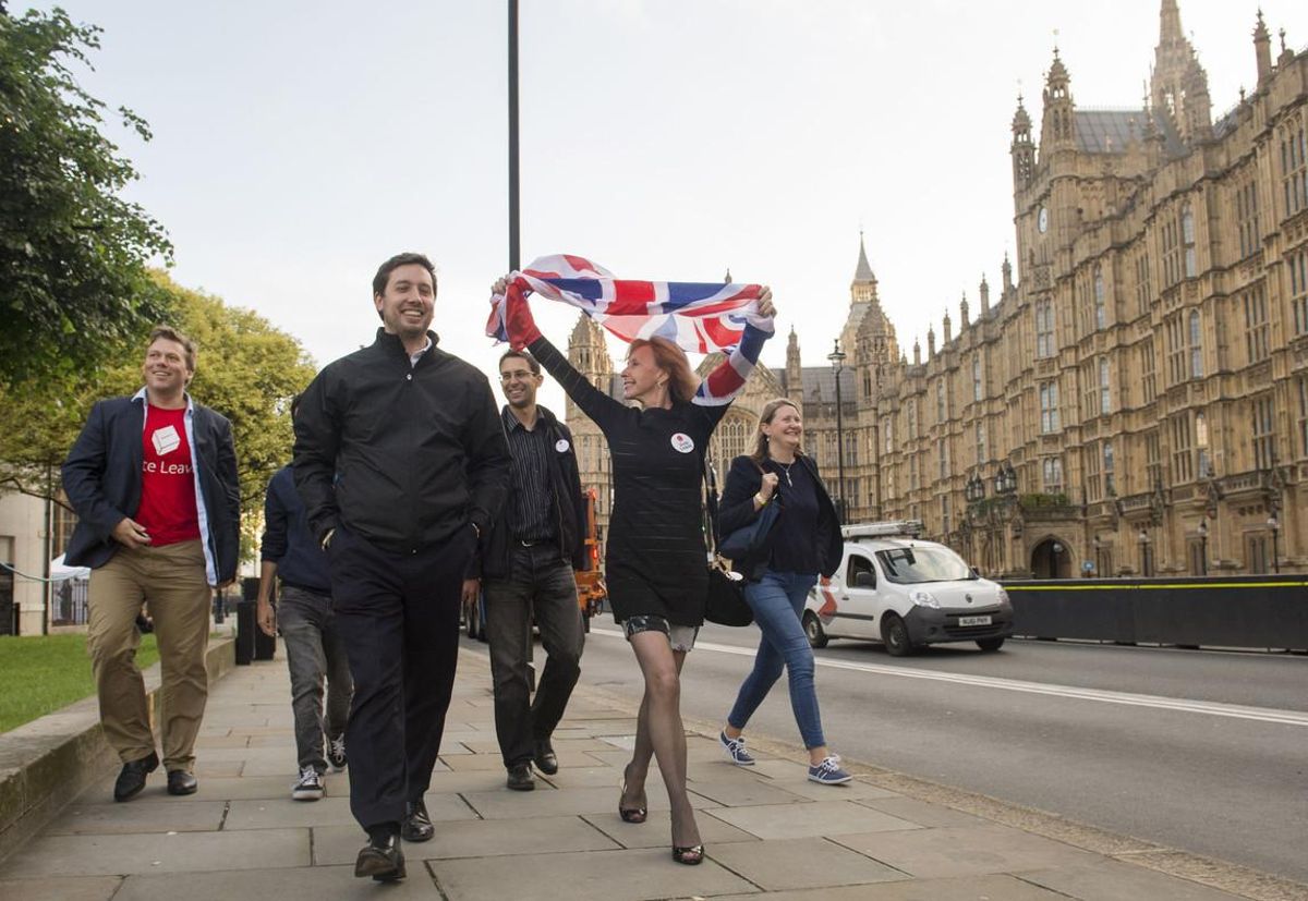 Partidarios de abandonar la UE celebran el resultado del referéndum mientras pasan frente al Parlamento, en Londres. Partidarios de abandonar la UE celebran el resultado del referéndum mientras pasan frente al Parlamento, en Londres.