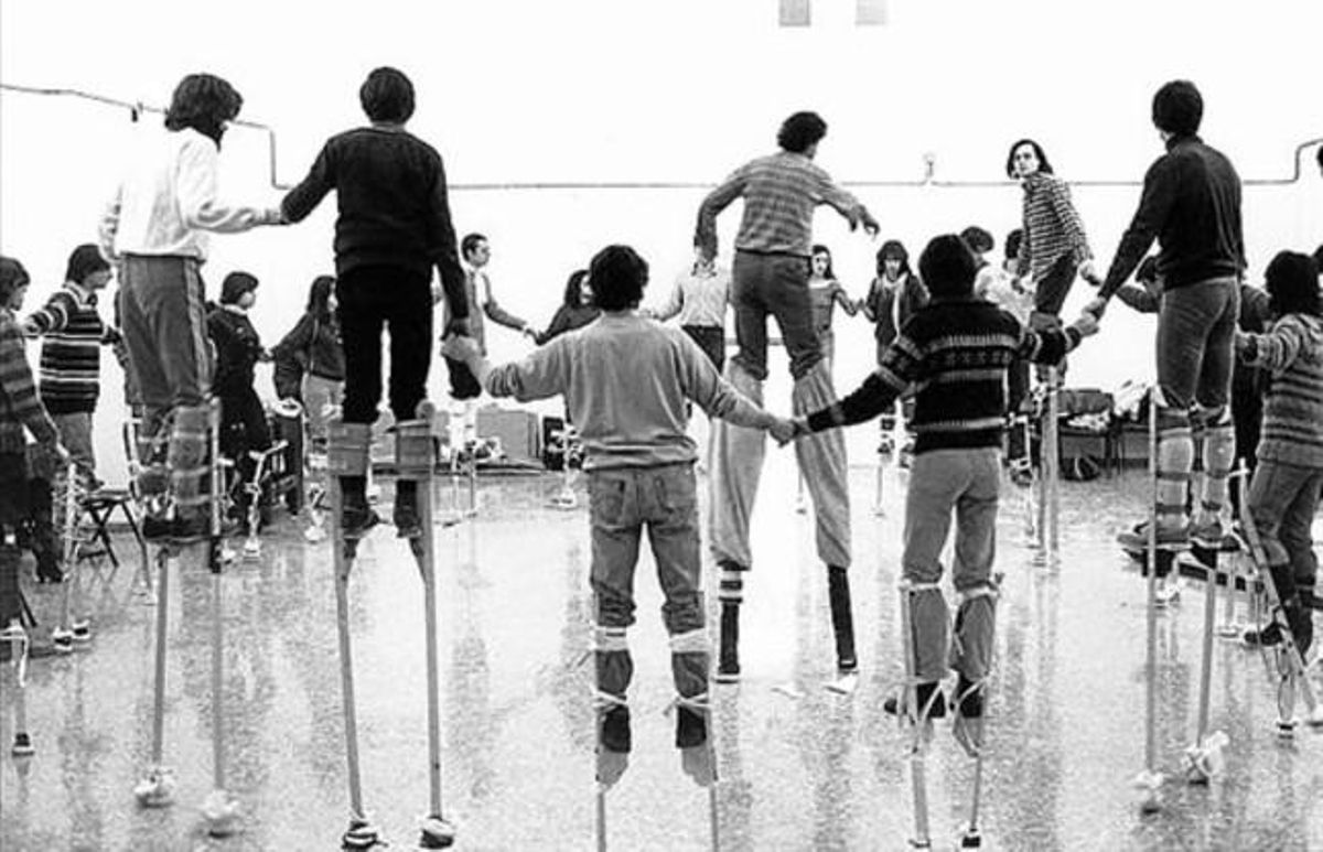 Otros tiempos. Taller de zancos en Transformadors, en 1983. Otros tiempos. Taller de zancos en Transformadors, en 1983.