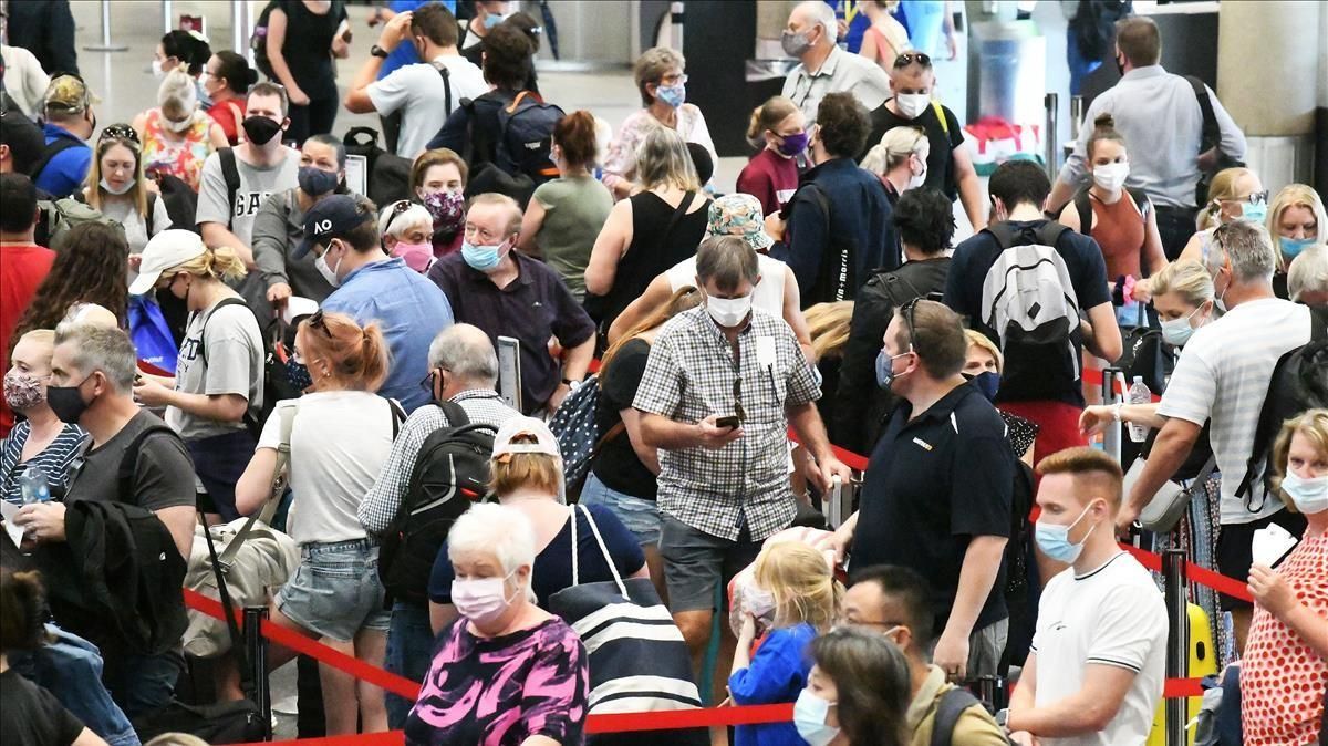Pasajeros en el aeropuerto se registran para los vuelos que salen de Brisbane. Pasajeros en el aeropuerto se registran para los vuelos que salen de Brisbane.