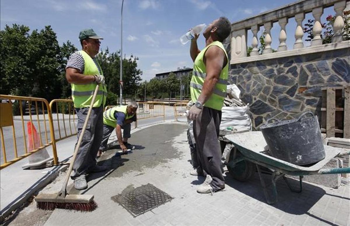 Treballadors de la construcció en una obra a Barcelona.