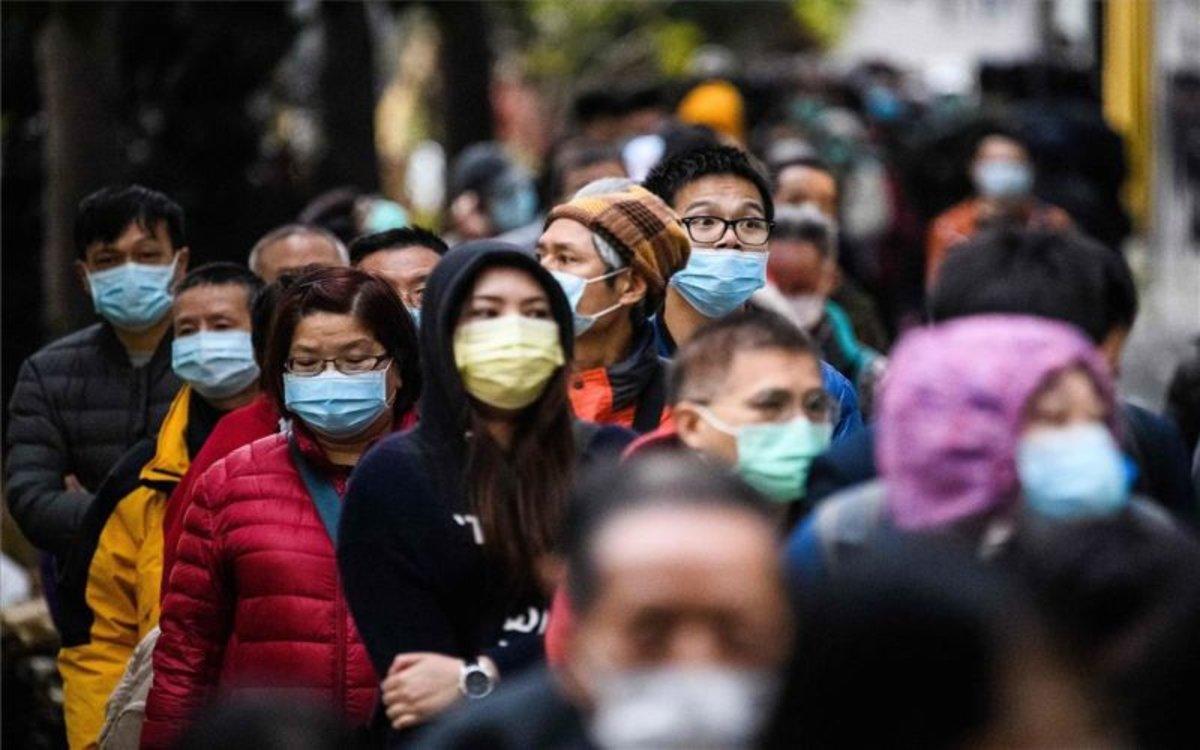 Personas en China con máscaras por el coronaviruas de Wuhan.
