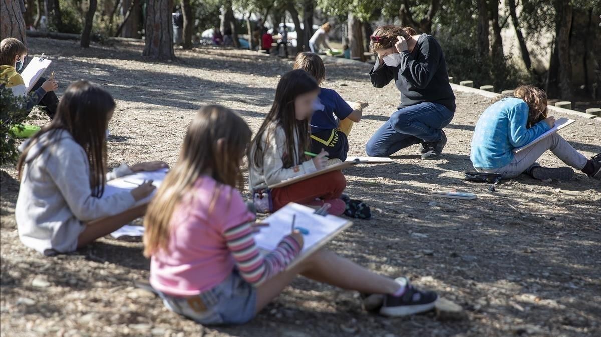 Uns 2.900 alumnes catalans donen positiu per Covid-19 en els últims 10 dies Uns 2.900 alumnes catalans donen positiu per Covid-19 en els últims 10 dies