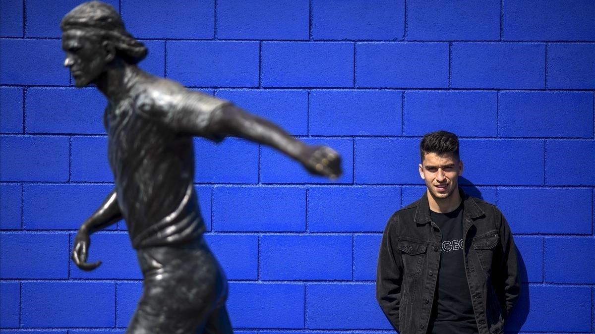 Marc Roca posa para EL PERIÓDICO junto a la estatua de Dani Jarque en la ciudad deportiva del Espanyol. Marc Roca posa para EL PERIÓDICO junto a la estatua de Dani Jarque en la ciudad deportiva del Espanyol.