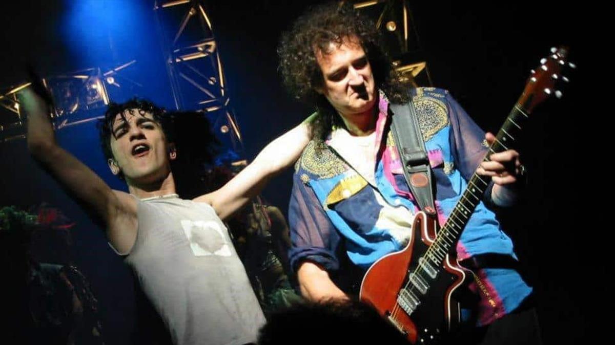 Momo Cortés en una actuación con el guitarrista de Queen Brian May.