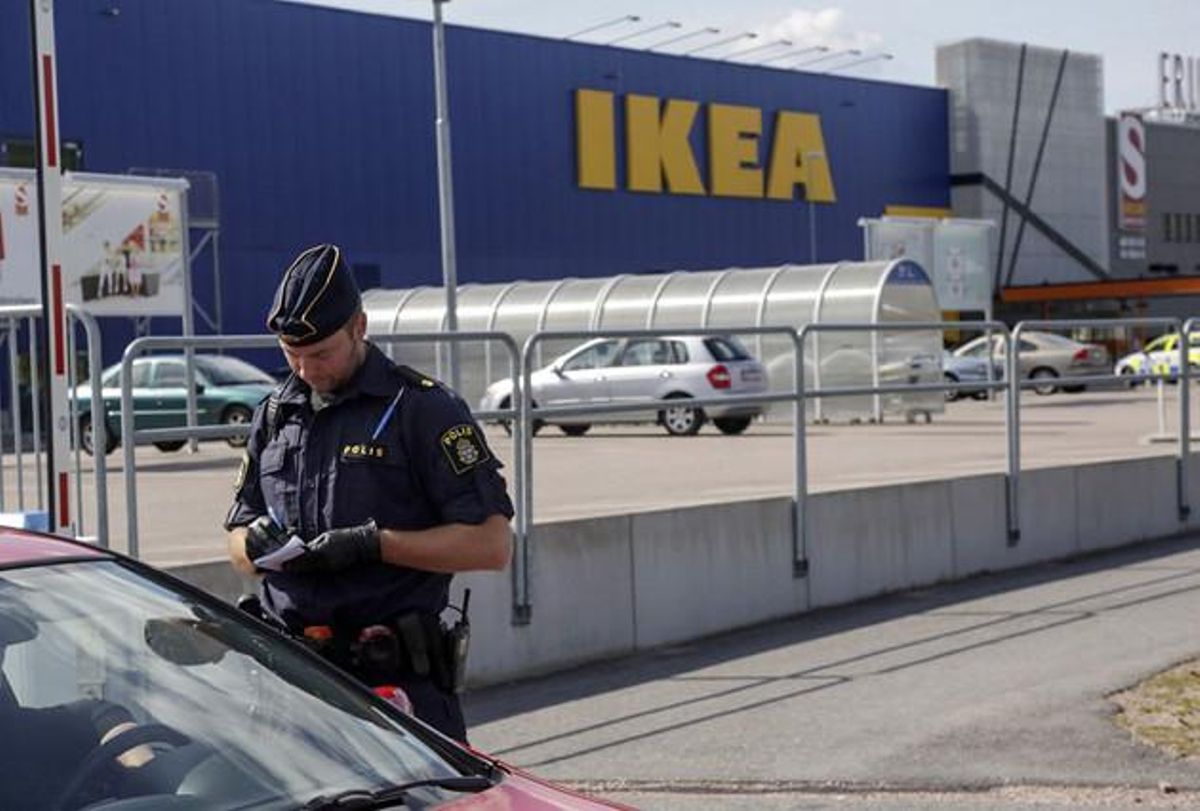 Un agente habla con unos clientes en las afueras del Ikea de Vasteras, en Suecia. Un agente habla con unos clientes en las afueras del Ikea de Vasteras, en Suecia.