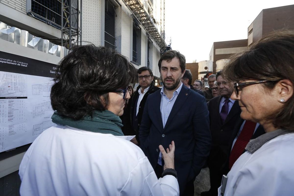 El ’conseller’ de Salut, Antoni Comín, conversa con el personal sanitario de un CAP, en febrero del 2016. El ’conseller’ de Salut, Antoni Comín, conversa con el personal sanitario de un CAP, en febrero del 2016.