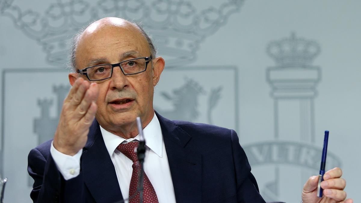 El ministro de Hacienda, Cristóbal Montoro, después de un Consejo de Ministros. El ministro de Hacienda, Cristóbal Montoro, después de un Consejo de Ministros.