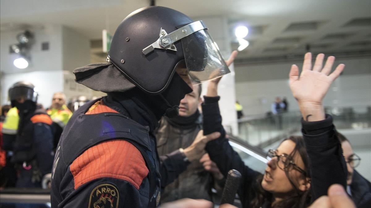 Los manifestantes han accedido a las vías del AVE en Girona, a pesar de los intentos de la policía por impedirlo.