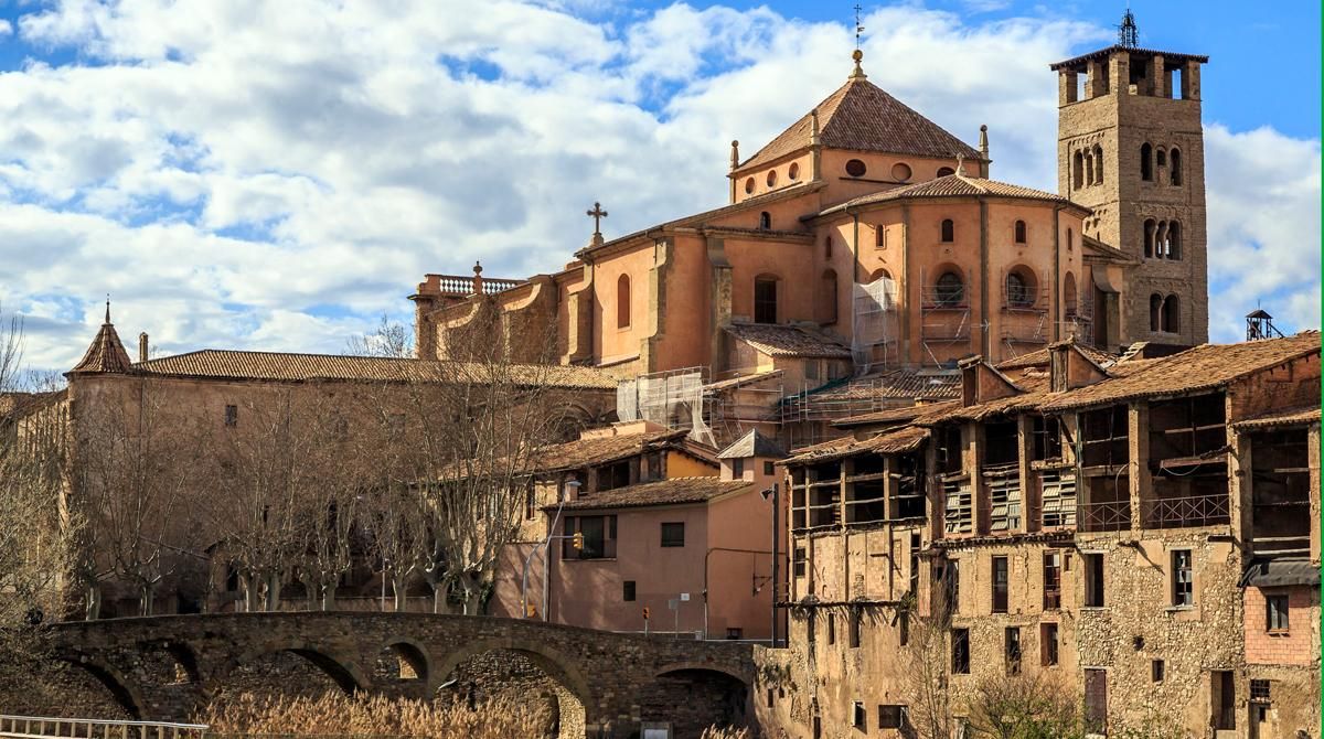 La catedral y el puente romano de Vic. La catedral y el puente romano de Vic.