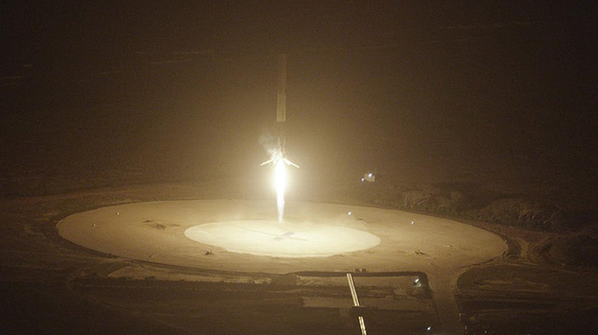 Momento del aterrizaje del cohete Space X Falcon 9 en la base de Cabo Cañaveral.