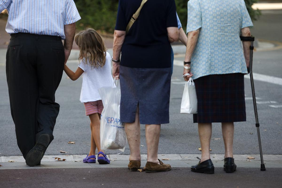 Unos abuelos con su nieta, en una calle de Barcelona.