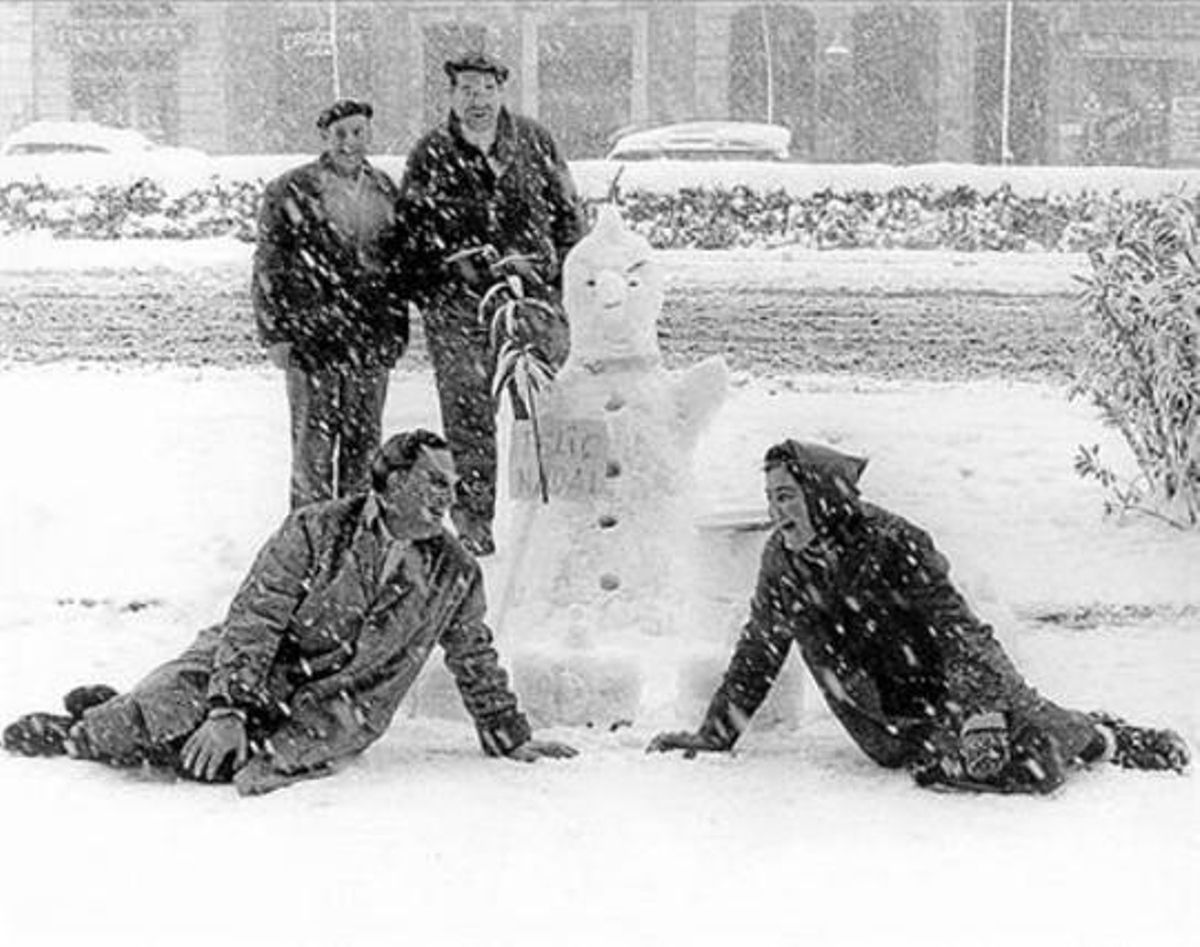 La plaza de Catalunya cubierta de nieve el día de Navidad de 1962. La plaza de Catalunya cubierta de nieve el día de Navidad de 1962.