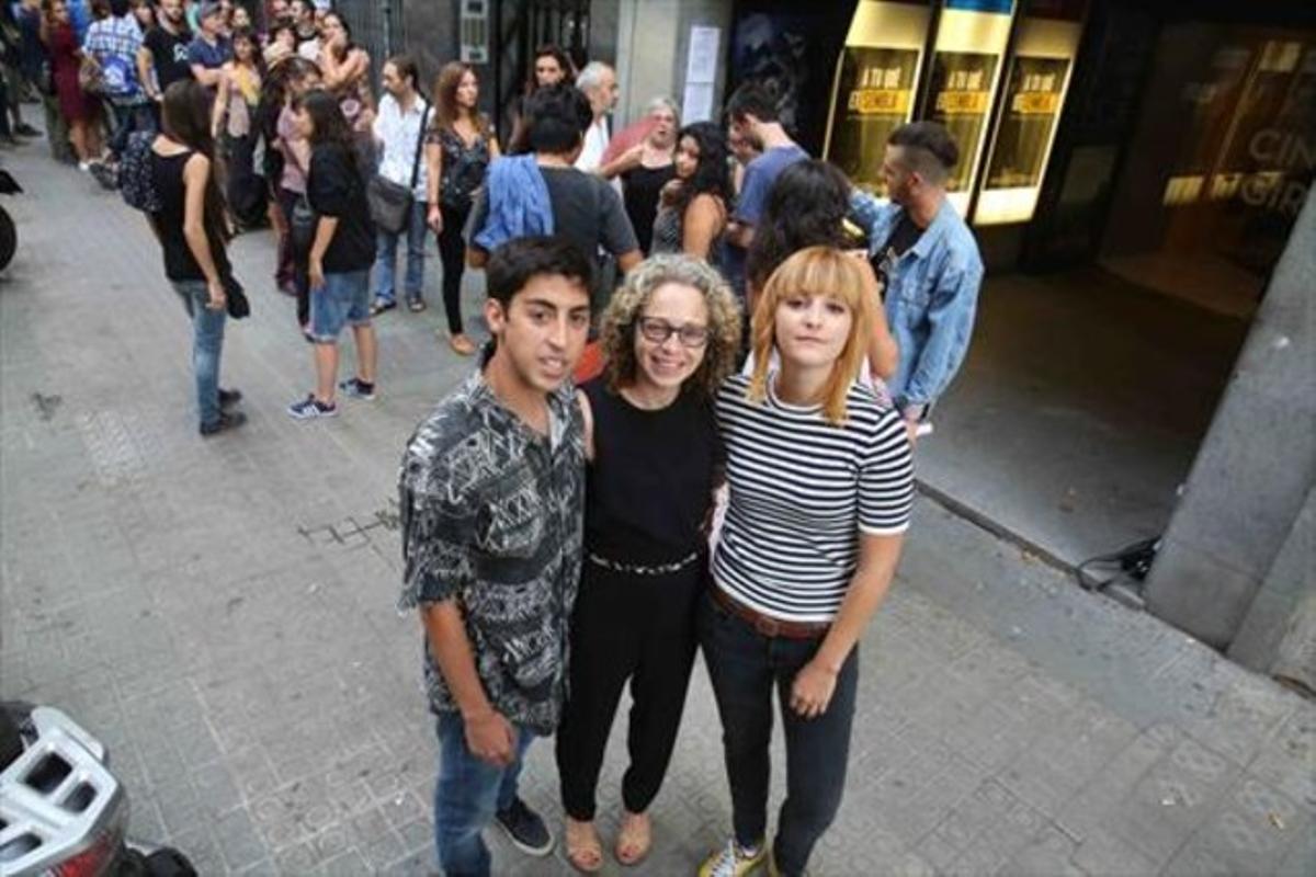  Ester Quintana, con el director del documental, Pau Poch, y la productora, Teresa Manubens, en el estreno.