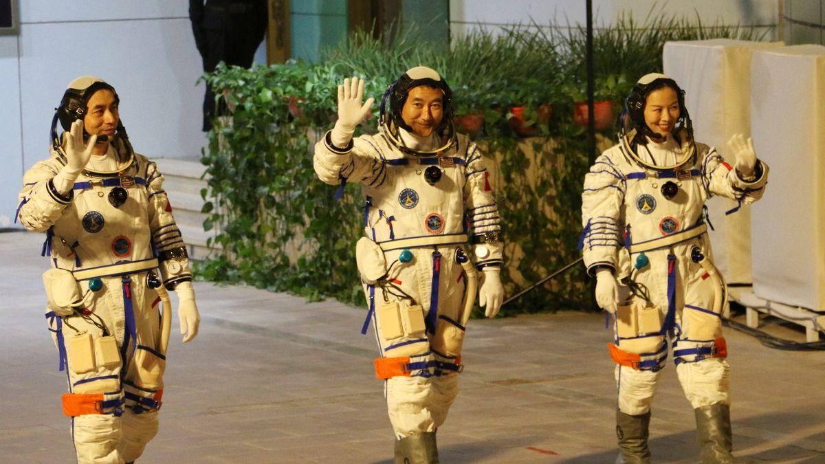Los tres astronautas de la misión Shenzhou-13. Los tres astronautas de la misión Shenzhou-13.