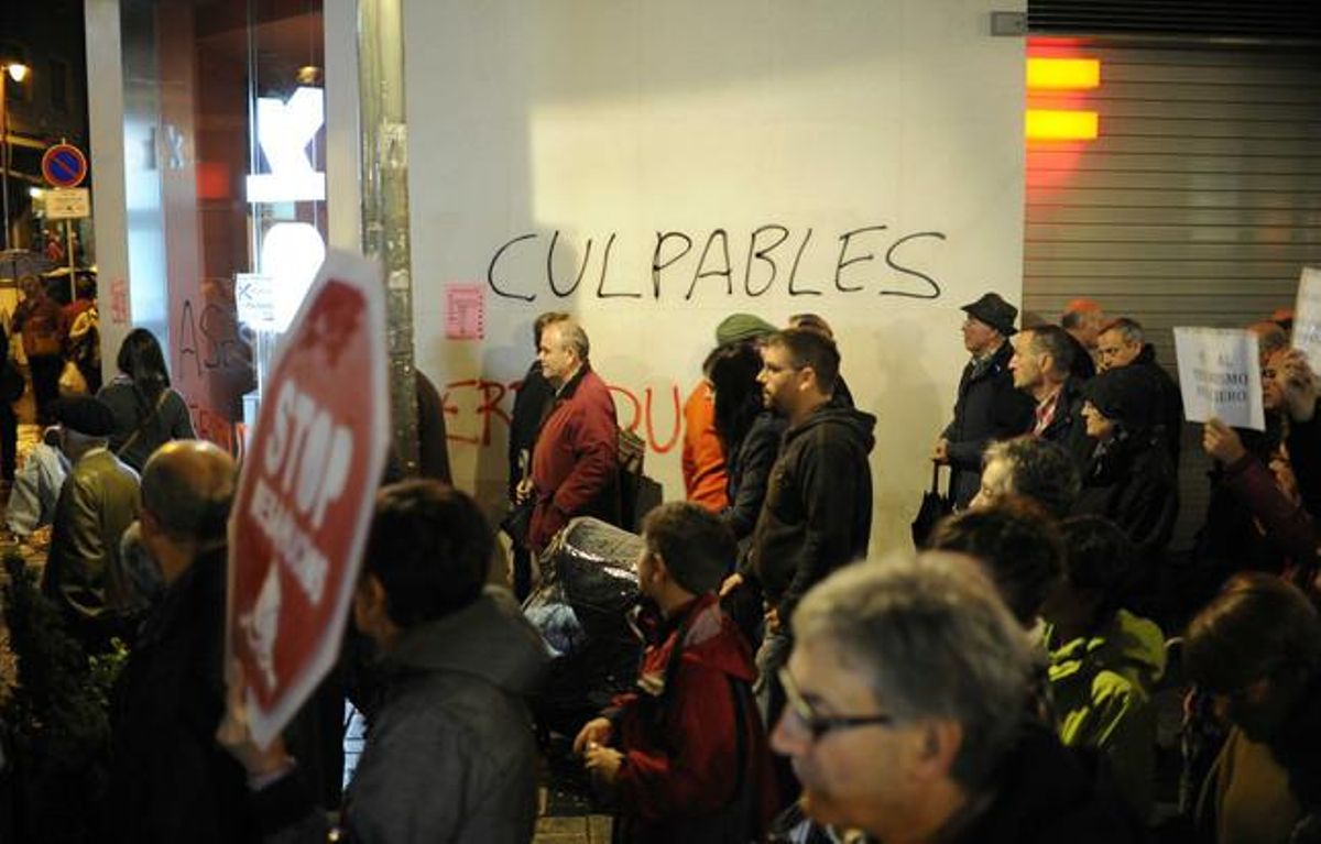 Manifestación en contra de los desahucios, el viernes por la noche en Barakaldo. Manifestación en contra de los desahucios, el viernes por la noche en Barakaldo.