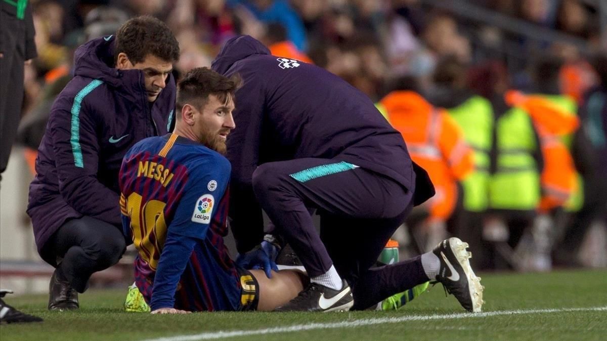 Messi recibe un masaje en el muslo derecho tras quejarse de unas molestias en la segunda mitad del Barça-Valencia. Messi recibe un masaje en el muslo derecho tras quejarse de unas molestias en la segunda mitad del Barça-Valencia.