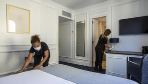 Dos camareras de piso limpian una habitación de hotel, en Barcelona.