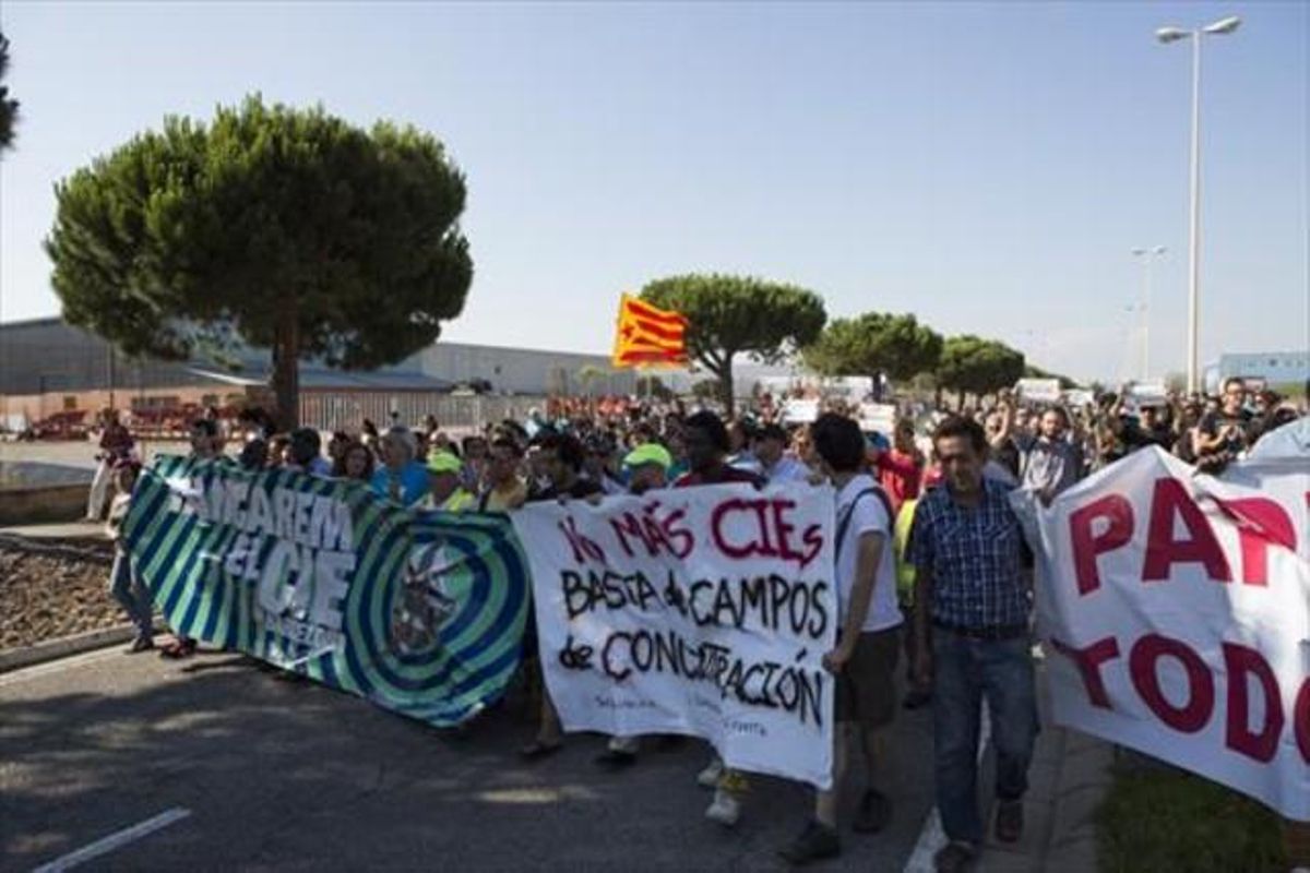 Manifestación en contra de los CIE, ante el centro de internamiento de la Zona Franca, el pasado 20 de junio. Manifestación en contra de los CIE, ante el centro de internamiento de la Zona Franca, el pasado 20 de junio.
