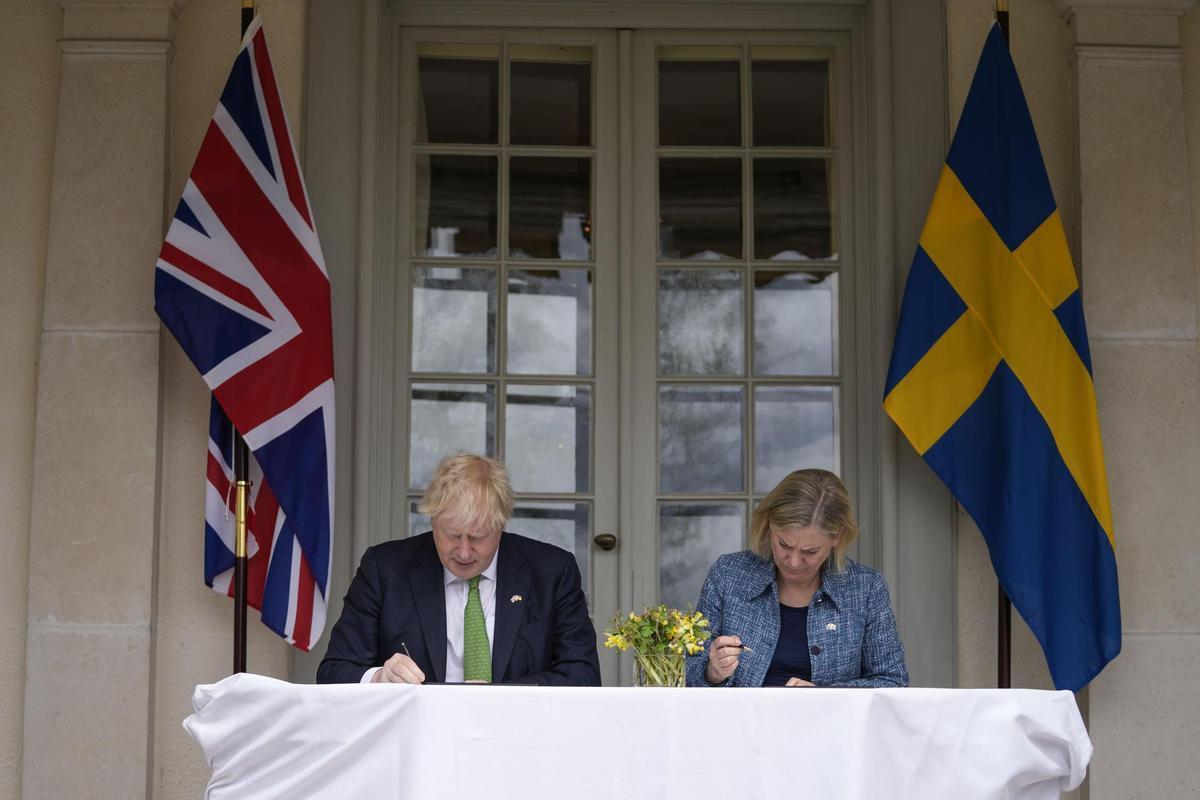 El Regne Unit es compromet a defensar Suècia i Finlàndia en cas d’un atac rus