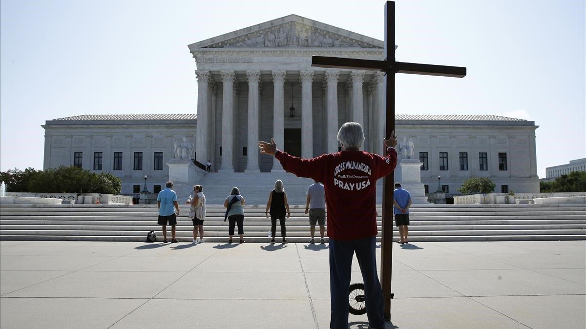 Protesta frente al Tribunal Supremo, donde este miércoles se votaban dos fallos con connotaciones religiosas.