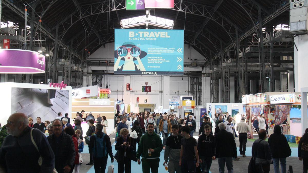 Visitantes recorren el recinto de la Fira de Barcelona, en la edición 2023 del B-Travel. Visitantes recorren el recinto de la Fira de Barcelona, en la edición 2023 del B-Travel.