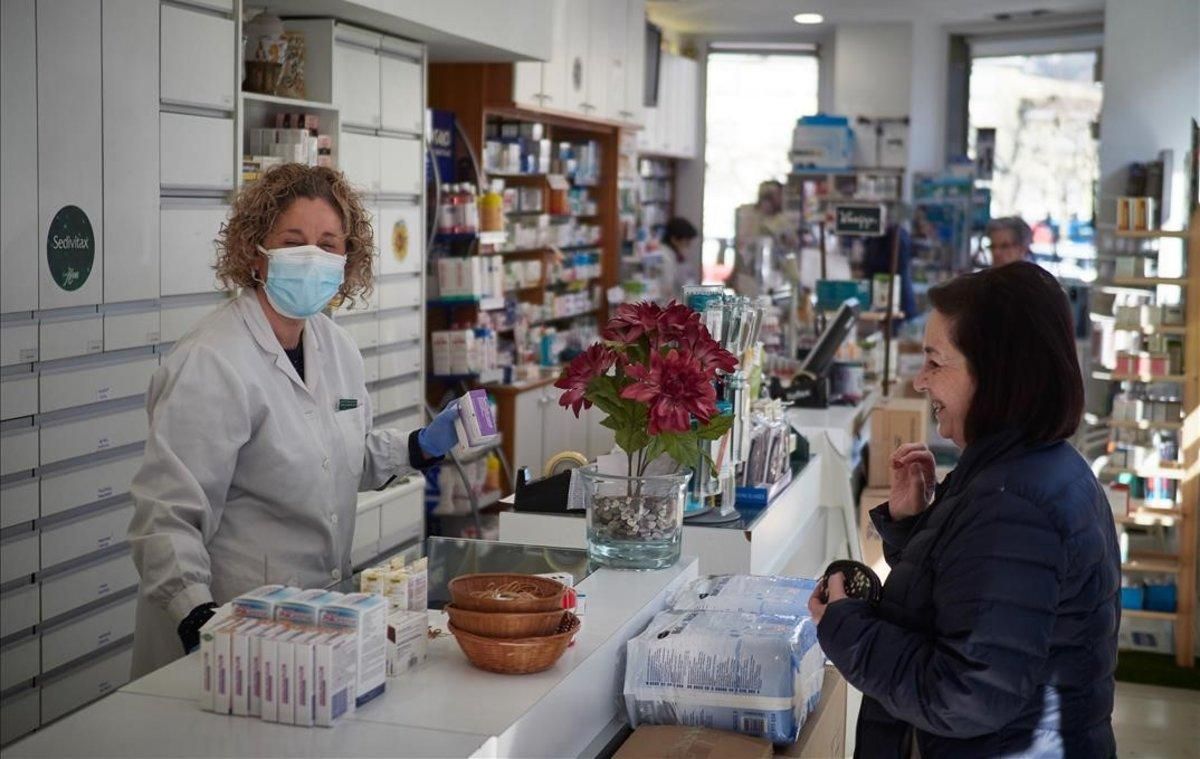 Una mujer compra en una farmacia. Una mujer compra en una farmacia.
