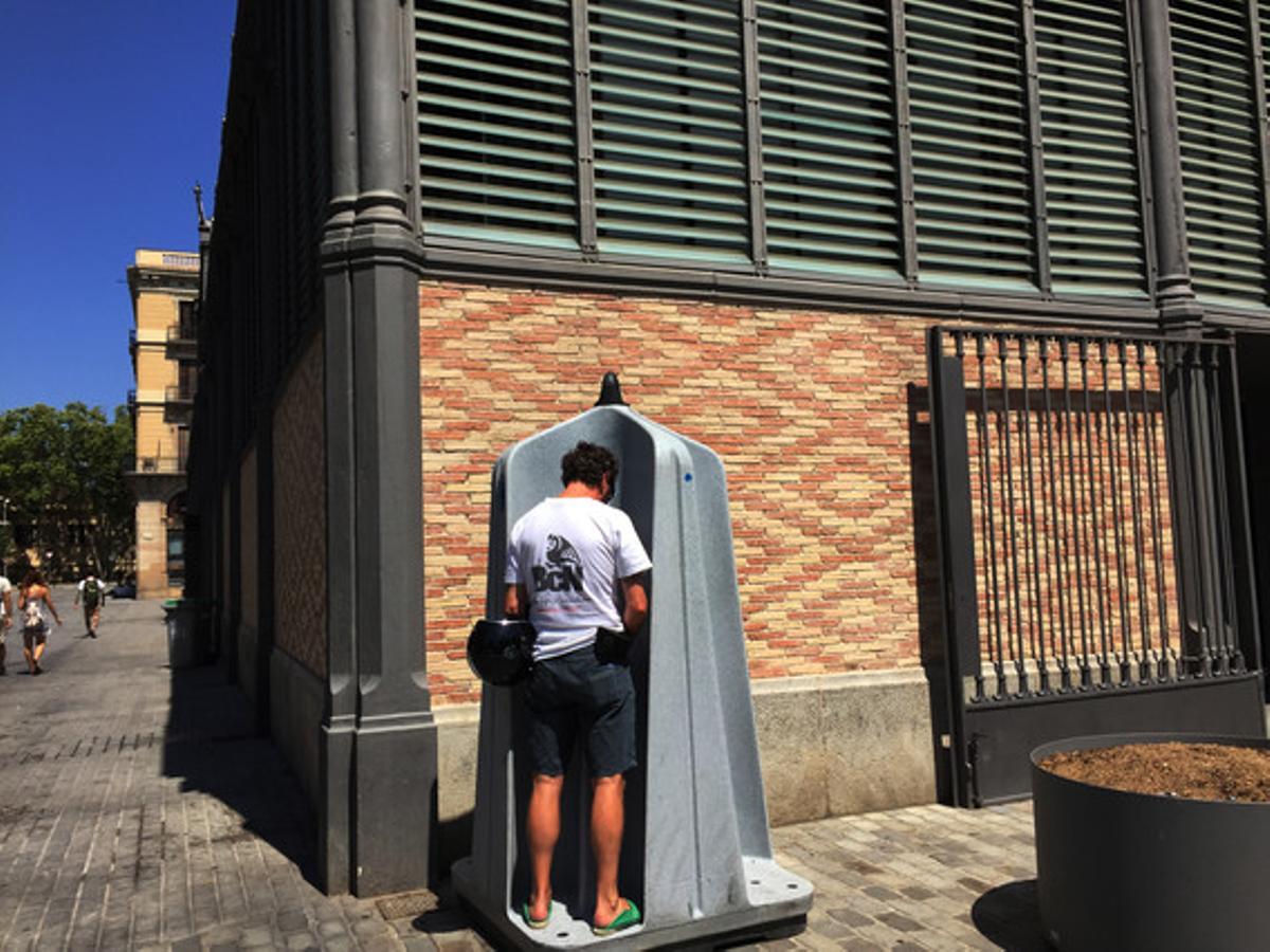 Imagen de un urinario masculino en el barrio del Born de Barcelona.
