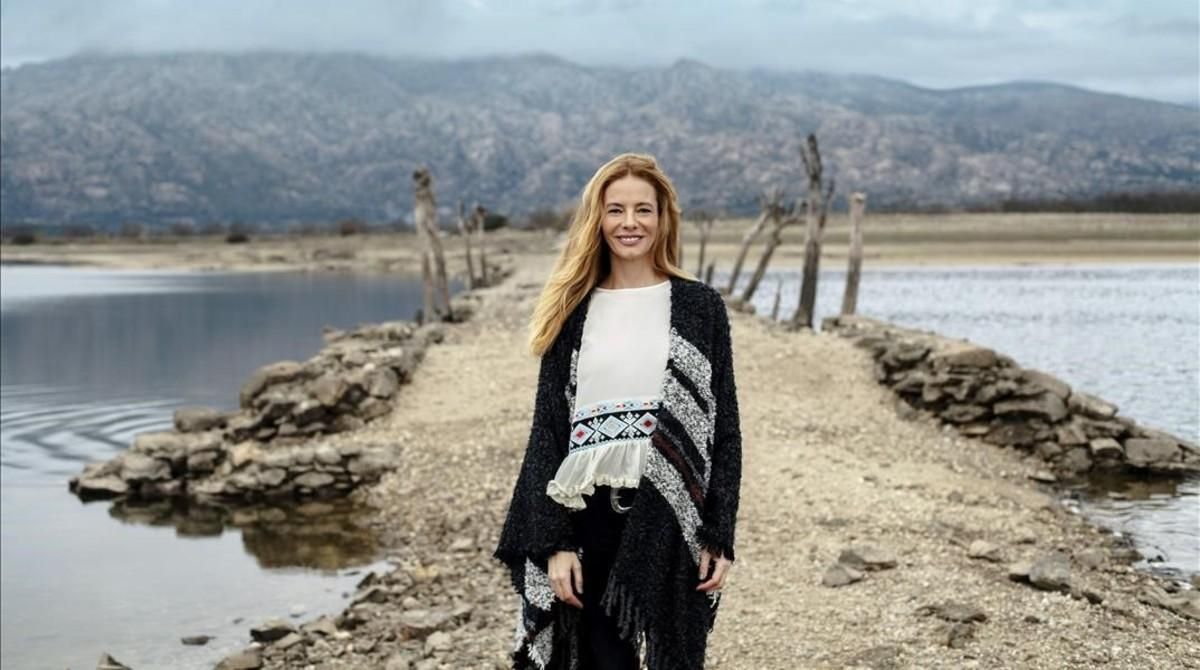 La presentadora Paula Vázquez, en una imagen promocional de ’El puente’, de Movistar+. La presentadora Paula Vázquez, en una imagen promocional de ’El puente’, de Movistar+.
