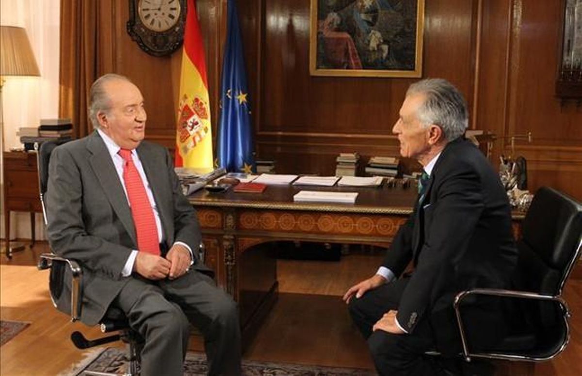 Juan Carlos y Jesús Hermida, durante la entrevista para TVE en el palacio de la Zarzuela. Juan Carlos y Jesús Hermida, durante la entrevista para TVE en el palacio de la Zarzuela.