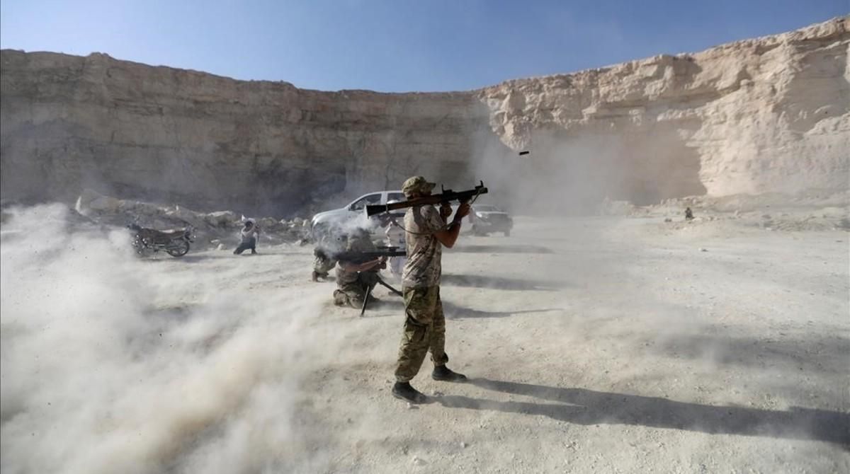 Un combatiente del Ejército Libre Sirio en un ejercicio tras graduarse. Un combatiente del Ejército Libre Sirio en un ejercicio tras graduarse.