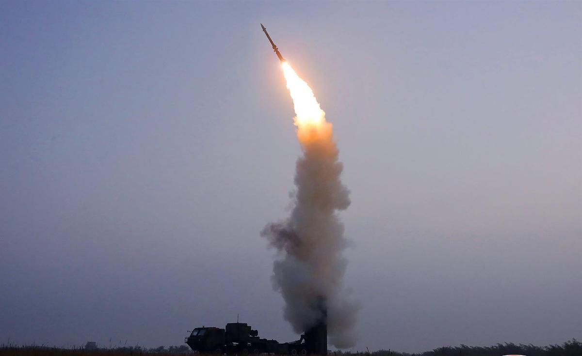 Foto proporcionada por la Agencia Central de Noticias de Corea del Norte (KCNA) del disparo de prueba de un misil antiaéreo recién desarrollado en Corea del Norte el 30 de septiembre.