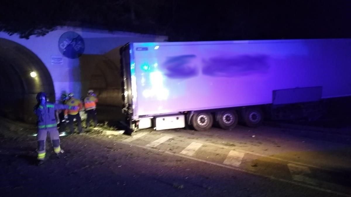 Camión accidentado el martes por la noche en L’Ametlla (el nombre de la empresa ha sido borrado por Trànsit). Camión accidentado el martes por la noche en L’Ametlla (el nombre de la empresa ha sido borrado por Trànsit).