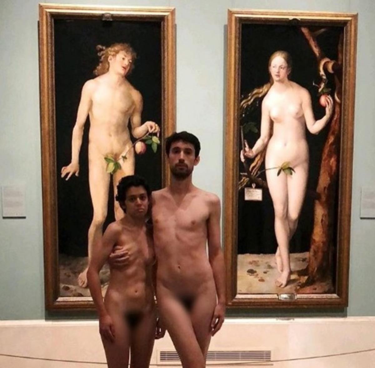 Una pareja se desnuda en el Prado ante los cuadros de Adán y Eva Foto