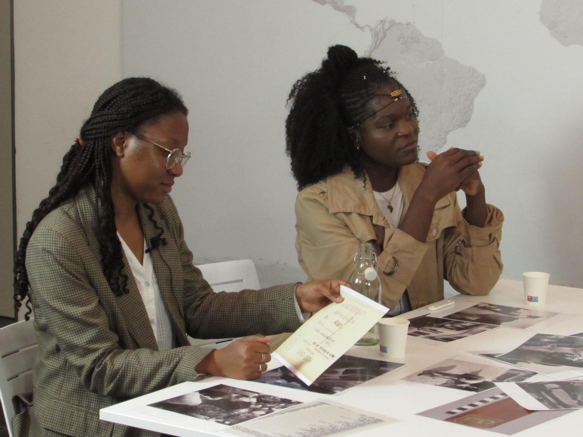 Dos mujeres guineanas, Doreime Victoria Siale Biahakue (izquierda) y Rusli Cachina Esapa, en la primera de las reuniones realizadas en el Museu Etnològic para reflexionar sobre las piezas del centro y su pasado colonial.   