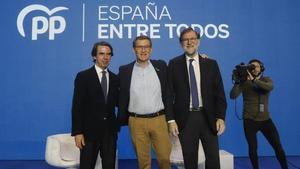 Feijóo aconsegueix una foto impossible durant vuit anys: Aznar i Rajoy, junts en un acte del PP