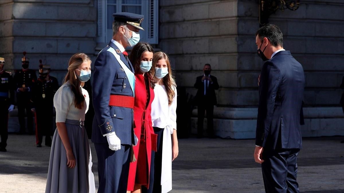 El presidente del Gobierno, Pedro Sánchez, saluda a los reyes Felipe VI y Letizia y sus hijas, la princesa Leonor y la infanta Sofía a su llegada a la plaza de la Armería del Palacio Real de Madrid, este 12 de octubre. El presidente del Gobierno, Pedro Sánchez, saluda a los reyes Felipe VI y Letizia y sus hijas, la princesa Leonor y la infanta Sofía a su llegada a la plaza de la Armería del Palacio Real de Madrid, este 12 de octubre.
