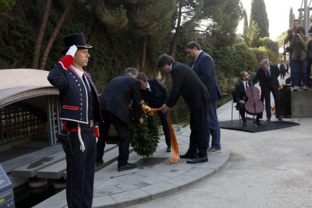 Ofrenda floral del Govern, Carles Puigdemont y Oriol Junqueras, a Lluís Companys en Montjuïc. Ofrenda floral del Govern, Carles Puigdemont y Oriol Junqueras, a Lluís Companys en Montjuïc.