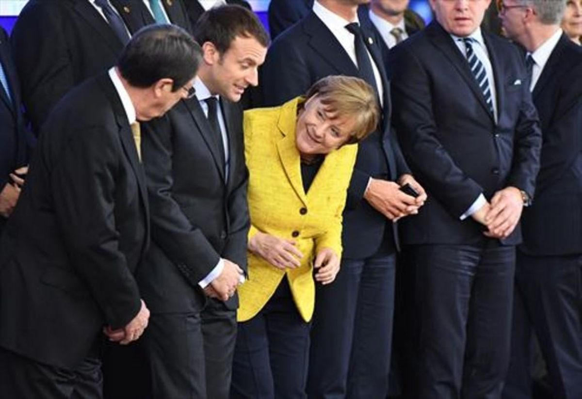 Nicos Anastasiades habla con Angela Merkel, con Emmanuel Macron en medio, en una reciente reunión comunitaria en Bruselas. Nicos Anastasiades habla con Angela Merkel, con Emmanuel Macron en medio, en una reciente reunión comunitaria en Bruselas.