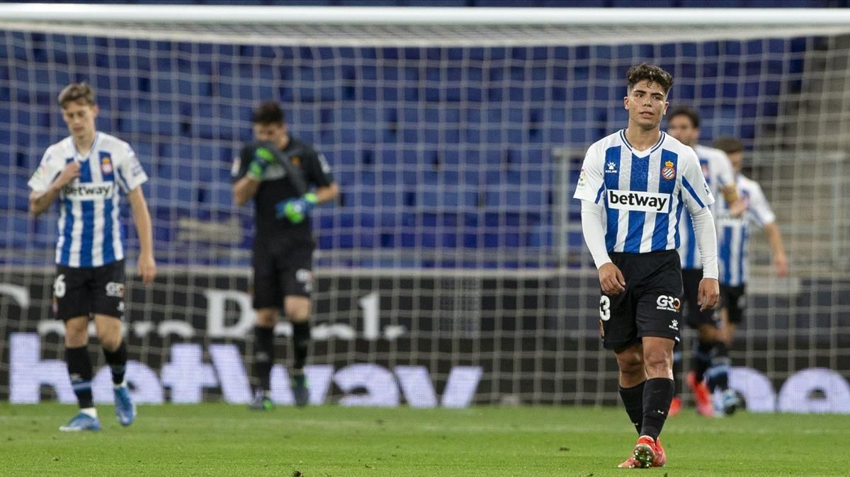 Nico Melamed, en primer plano, se lamenta tras un gol del Cartagena. Nico Melamed, en primer plano, se lamenta tras un gol del Cartagena.