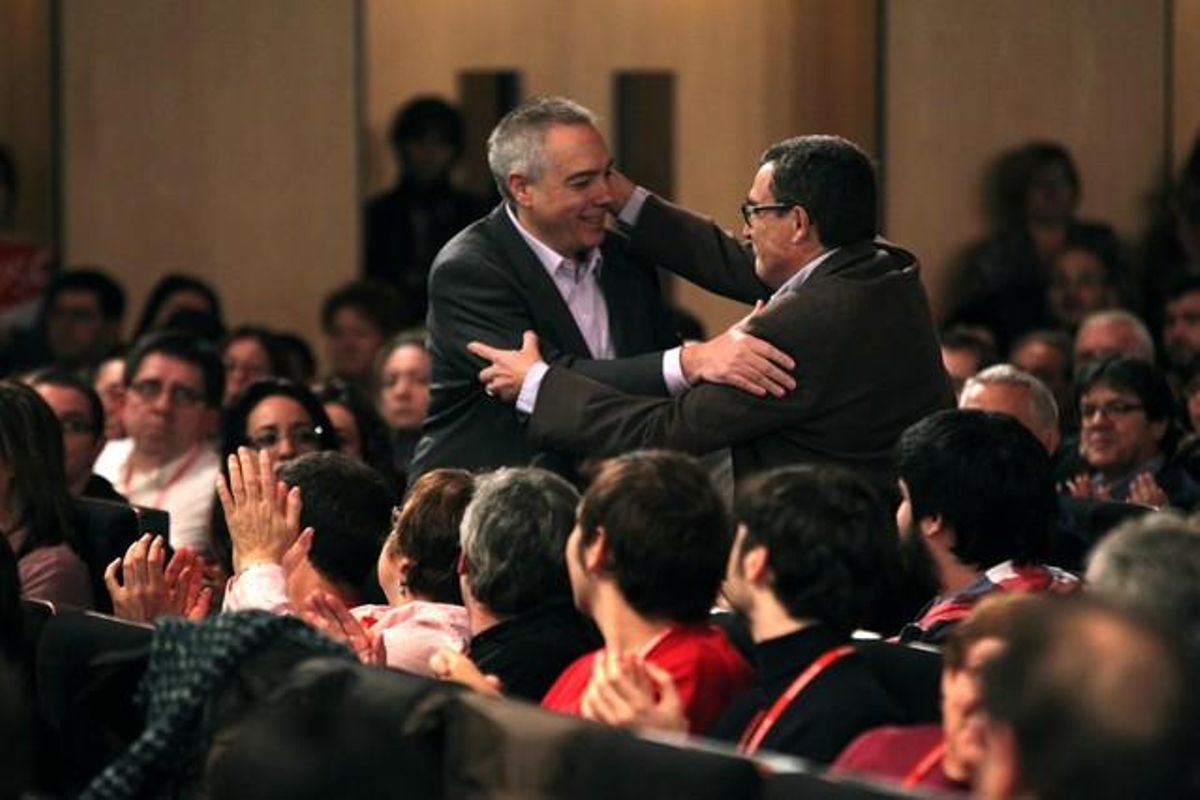 Àngel Ros y Pere Navarro se felicitan durante el congreso del PSC. Àngel Ros y Pere Navarro se felicitan durante el congreso del PSC.