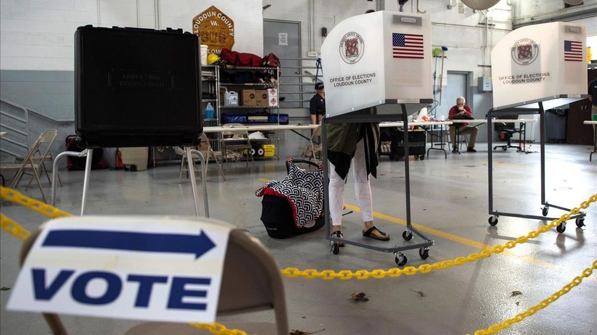 Un elector ejerce su derecho al voto en Virginia, en una imagen de archivo.