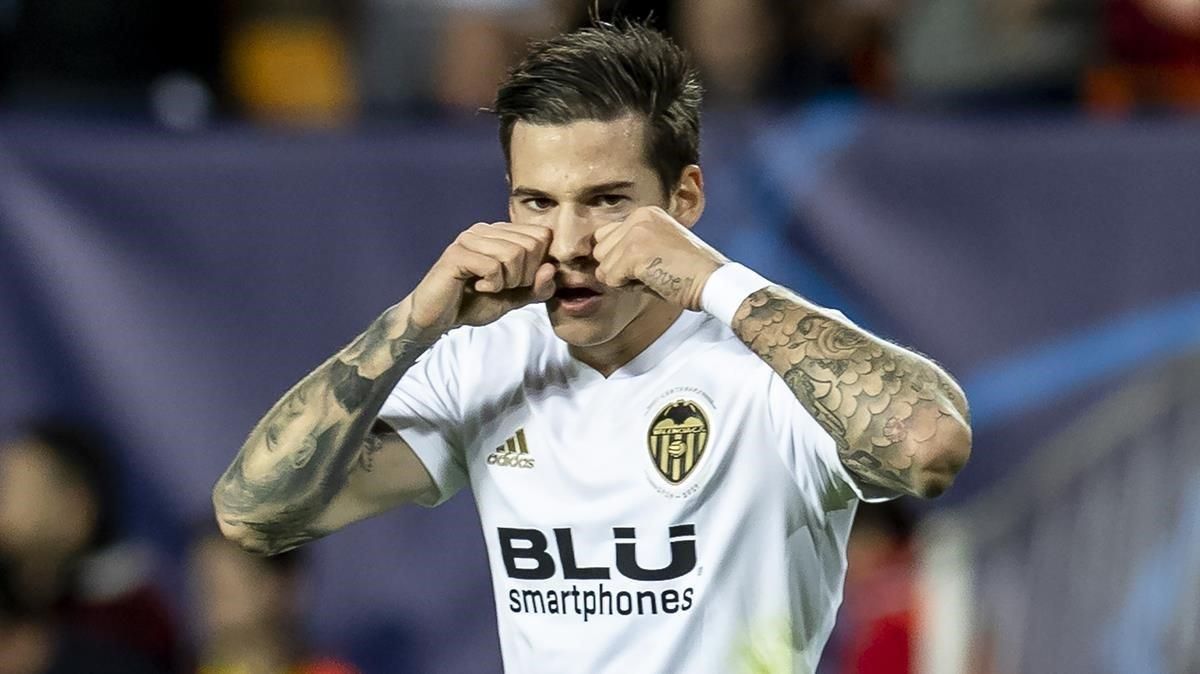 Santi Mina celebra un gol con el Valencia unos meses después de que se produjera la denuncia y su detención Santi Mina celebra un gol con el Valencia unos meses después de que se produjera la denuncia y su detención