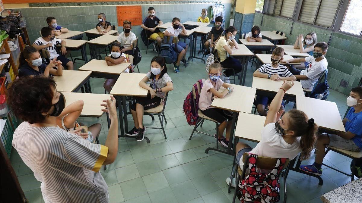 Los pediatras piden la retirada progresiva de las mascarillas en los colegios