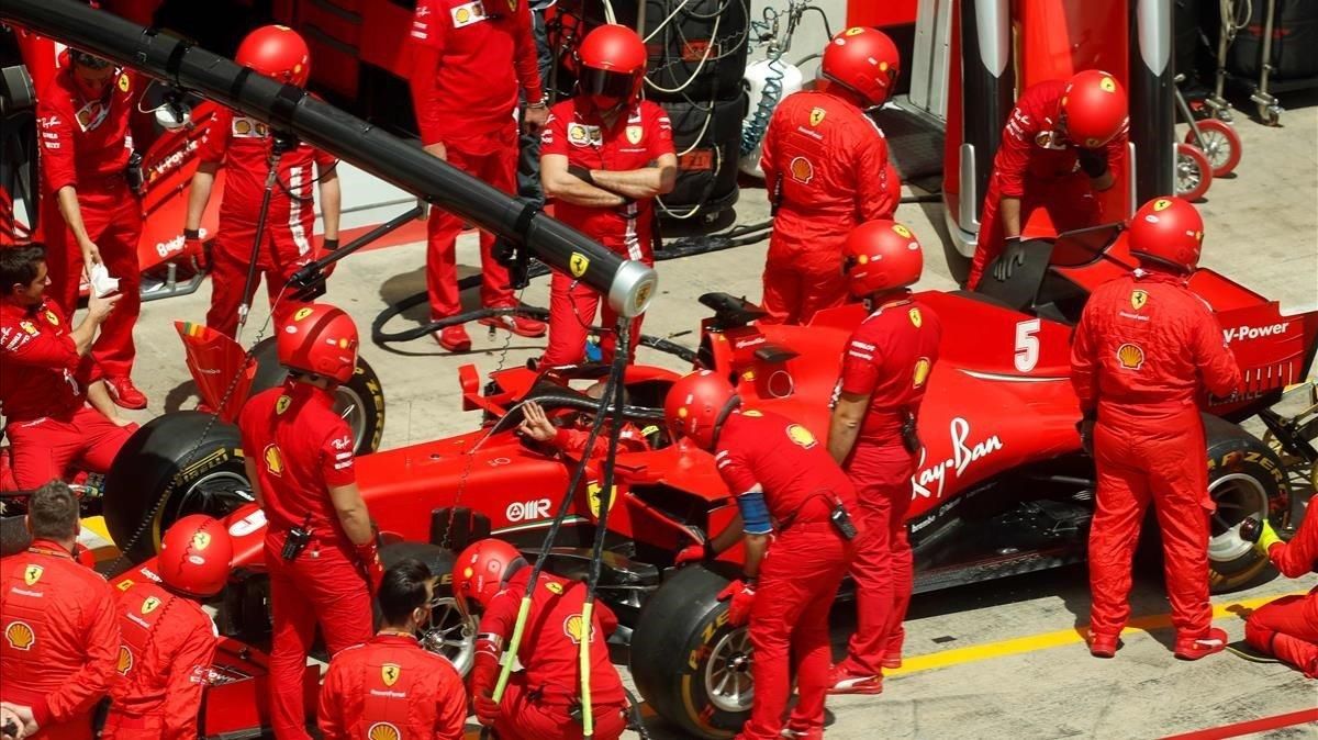 Los mecánicos preparan el coche de Vettel, en Spielberg. Los mecánicos preparan el coche de Vettel, en Spielberg.