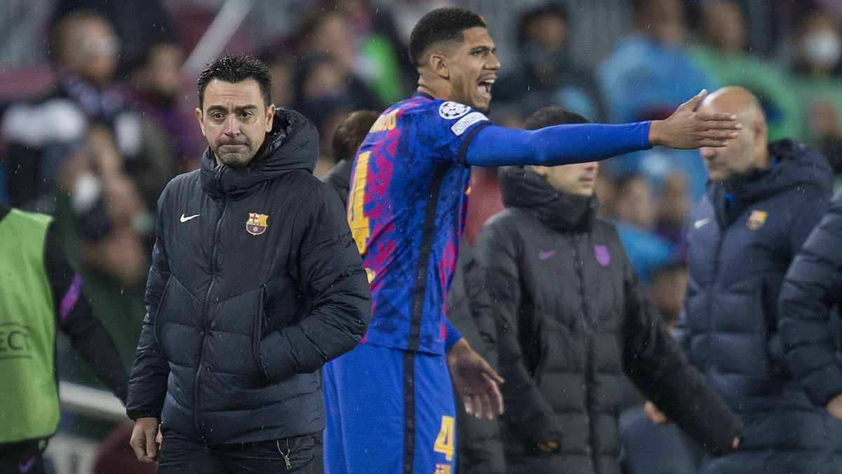 Xavi resignado en la parte final del partido Xavi resignado en la parte final del partido