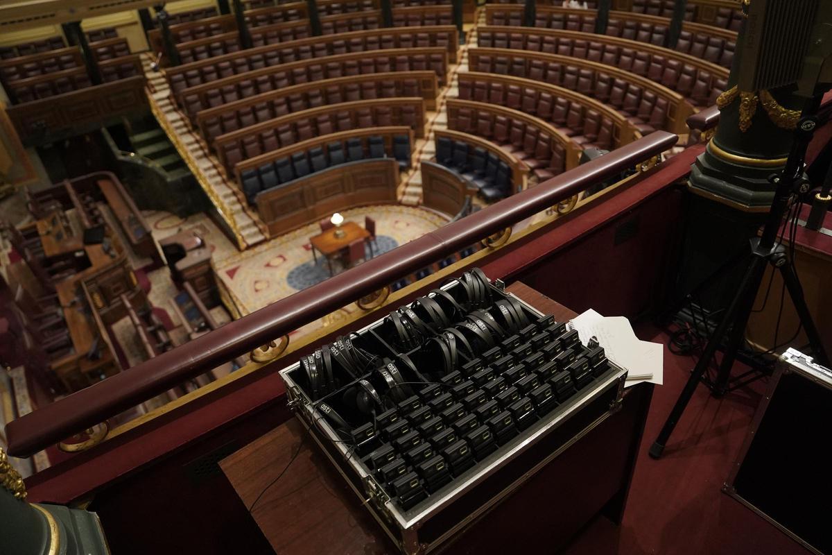 Auriculares en el Hemiciclo del Congreso de los Diputados, que serán utilizados por primera vez en la sesión plenaria del día 19 de septiembre. Auriculares en el Hemiciclo del Congreso de los Diputados, que serán utilizados por primera vez en la sesión plenaria del día 19 de septiembre.