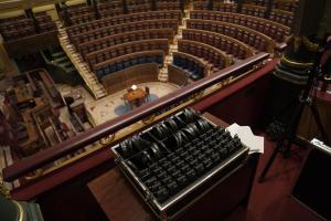 Auriculares en el Hemiciclo del Congreso de los Diputados, que serán utilizados por primera vez en la sesión plenaria del día 19 de septiembre.