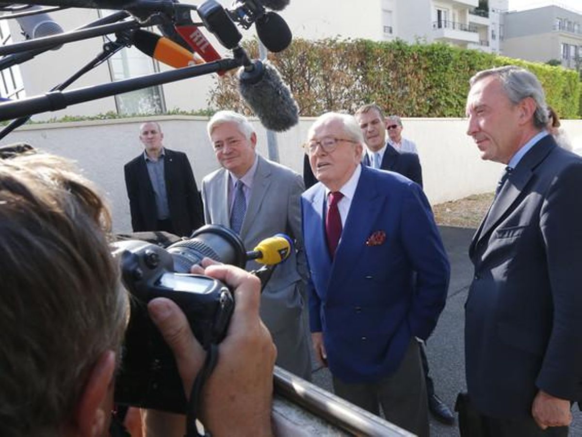 Jean-Marie le Pen ante la sede central de su partido en Nanterre. Jean-Marie le Pen ante la sede central de su partido en Nanterre.
